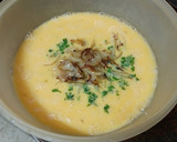 Foto del paso 5 de la receta: Tortilla de papas con cebolla sofrita y perejil picado y ensalada