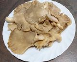 Foto del paso 1 de la receta: Codillo asado con trigueros y setas