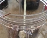 A picture of step 2 of Banana Nutella milkshake with topping choco brownie.