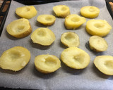 Foto del paso 3 de la receta: Canapé de patata con huevo de codorniz y chorizo