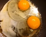 รูปขั้นตอนการทำที่ 2 ของ ข้าวไข่ขยี้ พริกน้ำปลามะนาวสด🍋