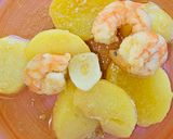 Foto del paso 8 de la receta Patatas confitadas al aroma de langostinos al ajillo