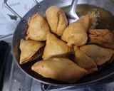 A picture of step 7 of Punjabi samosa.