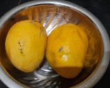 A picture of step 1 of Aamras aur Poori.
