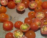 Foto del paso 2 de la receta: 🧄🍅🌿Bruschetta con ricota, olivas verdes y tomate cherry dorados a la sartén 🍅🌿🧄