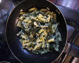 Foto del paso 2 de la receta: Fideos con espinacas salteadas