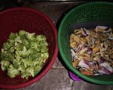 Foto langkah ke 1 dari resep Cumi kerang brokoli saus padang.