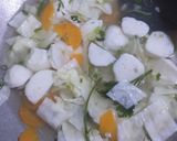 Foto langkah ke 4 dari resep Sayur sop bakso.