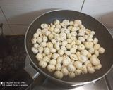 A picture of step 4 of Shahi khoya makhane.