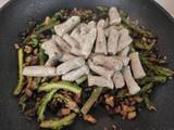 Gnocchi di tofu al grano saraceno ed erbe aromatiche con ragù di funghi, asparagi e noci