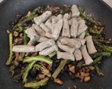 Foto del passaggio 6 della ricetta Gnocchi di tofu al grano saraceno ed erbe aromatiche con ragù di funghi, asparagi e noci