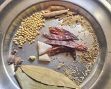 चिकन चेट्टीनाड (chicken Chettinad recipe in marathi) रेसिपी स्टेप 2 फोटो 