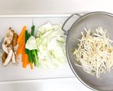 A picture of step 1 of Easy One-Pan Loaded Champon Udon.