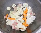 A picture of step 3 of Easy One-Pan Loaded Champon Udon.