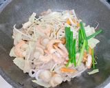A picture of step 4 of Easy One-Pan Loaded Champon Udon.