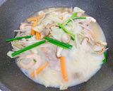 A picture of step 5 of Easy One-Pan Loaded Champon Udon.