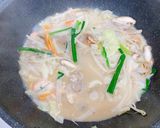 A picture of step 6 of Easy One-Pan Loaded Champon Udon.