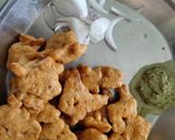 A picture of step 2 of Besan pakodi.