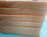 A picture of step 4 of Bread rolls with fried egg.