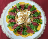 Foto del paso 5 de la receta: Carpaccio de caqui con jamón ibérico, burrata y frutos secos