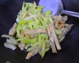 牛蒡甜不辣炒西芹的食譜步驟3照片