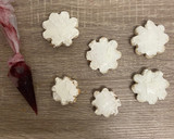 Foto del paso 2 de la receta: Tostadas en forma de flor con mermelada de frambuesa y queso crema