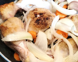 Foto del paso 3 de la receta: Muslos de pollo estofados con almendras, arándanos y pasas