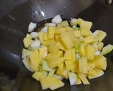 आलू लौकी की सब्जी (Aloo lauki ki sabzi recipe in Hindi) रेसिपी चरण 2 फोटो