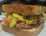 Foto del paso 7 de la receta: Sándwich🍗de pollo🥓y ensalada fresca🥯🧅🥑