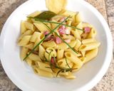 Foto del passaggio 5 della ricetta Penne alle erbe officinali con pancetta e cialda di parmigiano