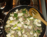 Foto del paso 3 de la receta: Guiso de carne molida, puerro, zapallito y tomate
