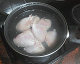 Foto del paso 1 de la receta: Contramuslo de pollo cocido y asado con papas y mojo