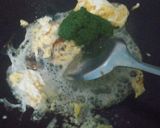 Foto langkah ke 6 dari resep Nasi Goreng Daun Kenikir & Sosis Sapi.