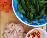 รูปขั้นตอนการทำที่ 1 ของ ผัดกะเพราสันในไก่ไม่ใช้น้ำมัน