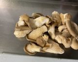 Une image de l'étape 2 de Duo de champignons sautés ail rose et coriandre.
