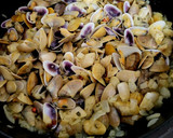 Foto del paso 4 de la receta: Tellinas, con cebolla caramelizada y sake