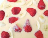 Foto del passaggio 2 della ricetta Clafoutis leggero allo yogurt con fragole e banane