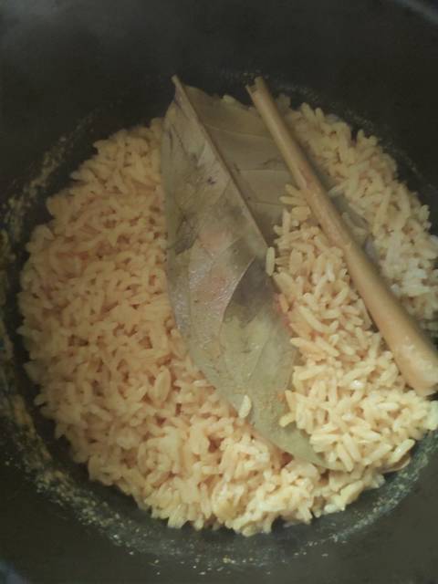Langkah-langkah untuk membuat Cara bikin Nasi kuning + ayam goreng lengkuas bumbu racik