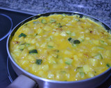 Foto del paso 5 de la receta: Tortilla de patata y calabacín rellena de queso cheddar