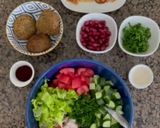 صورة لخطوة 2 من وصفة سلطة فلافل مع جبنة حلوم