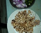 A picture of step 1 of Mushroom chilli.