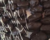 A picture of step 3 of Stuffed dates chocolate.