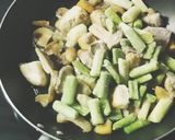 Foto del paso 2 de la receta: Revuelto de setas y ajos tiernos