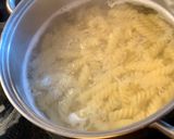 Foto del paso 7 de la receta: Tirabuzones con lomitos de atún