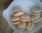 Foto del paso 5 de la receta: Alfajores de maicena relleno con manjar
