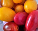 Foto del paso 1 de la receta: Ensalada multicolor de tomates cherry rojos y amarillos con cebolla morada y pepino ❤️💛💜💚