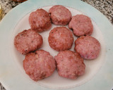 Foto del paso 2 de la receta: Albóndigas de cerdo con uvas manzanas y espaguetis