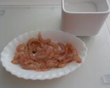 Foto del paso 3 de la receta Carpaccio de merluza y gambas rojas