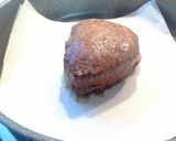 Foto del passaggio 6 della ricetta Filetto di fassona con fonduta e cipolla fritta