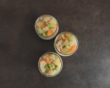 Foto del passaggio 10 della ricetta Cheesecake nel Bicchiere alla Ricotta e Panna con Kiwi e Albicocca